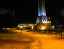 Monumento a la bandera de noche 